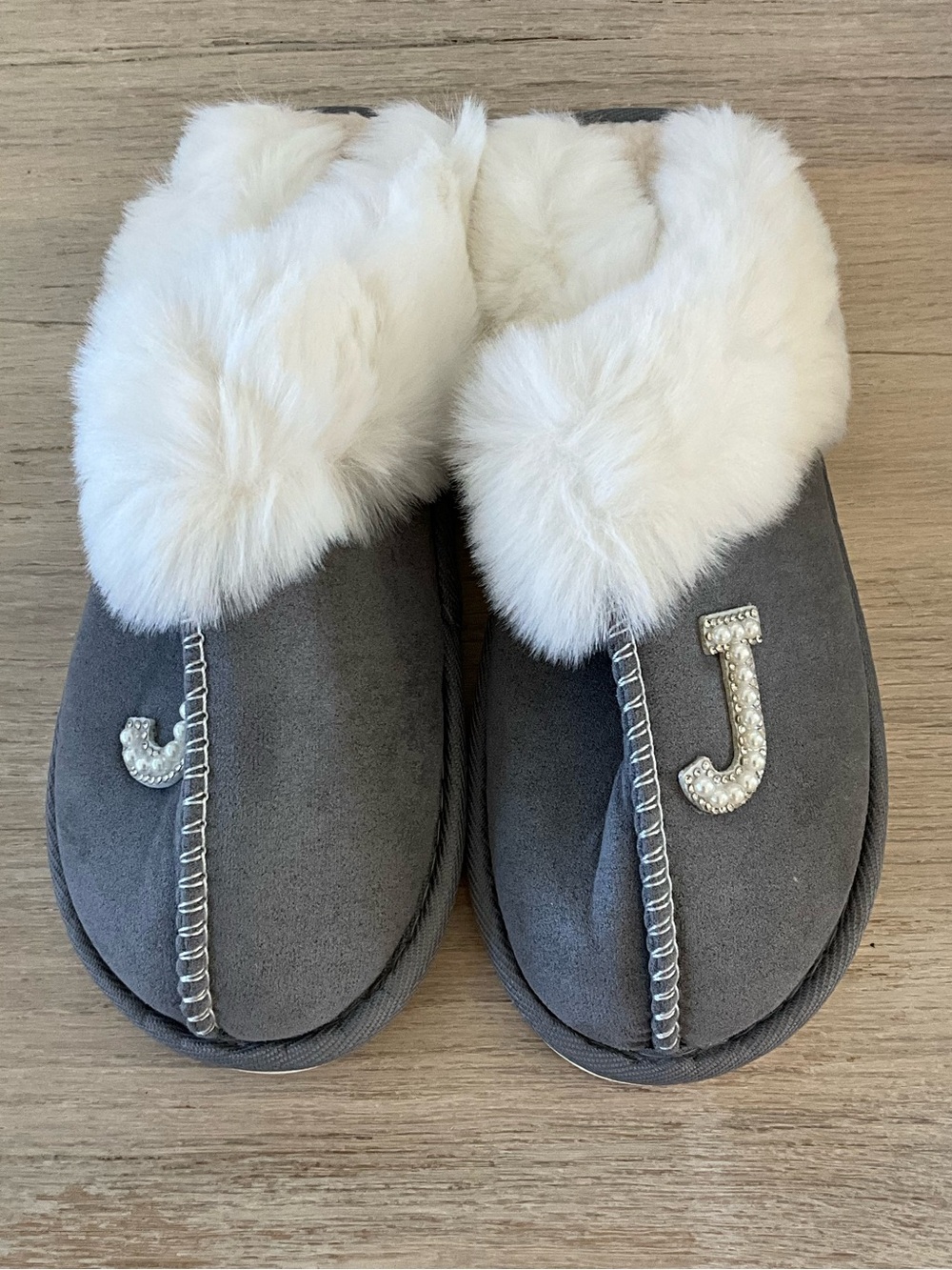 NWT Gray Faux Fur Slippers Pearl Initial J Size 40-41 US 9-10